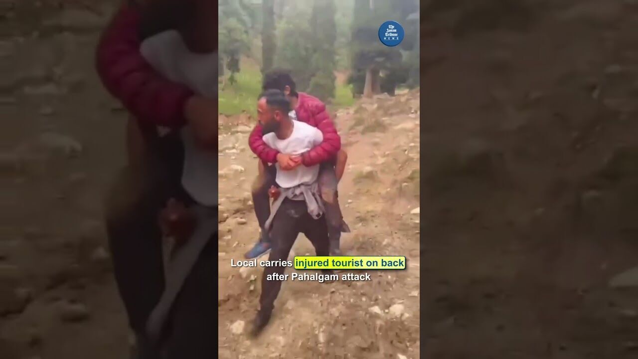 Kashmiri local carry injured tourist on back #pahalgam #kashmir